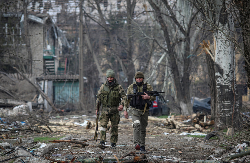  Service members from Chechen Republic walk during fighting in Ukraine-Russia conflict in the city of Mariupol, Ukraine April 15, 2022. (photo credit: REUTERS/CHINGIS KONDAROV)
