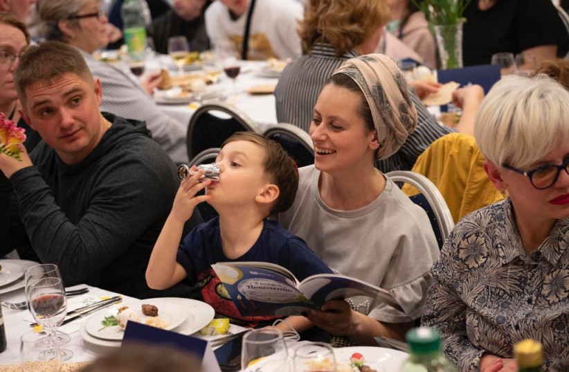  Ukrainian Jews celebrating the Passover Seder in a Jewish Agency aid center in Budapest, Hungary. (photo credit: MAXIM DINSTEIN/JEWISH AGENCY )