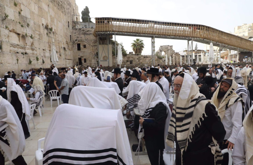  Crowds gather at the Western Wall for the Priestly Blessing.  (credit: MARC ISRAEL SELLEM/THE JERUSALEM POST)