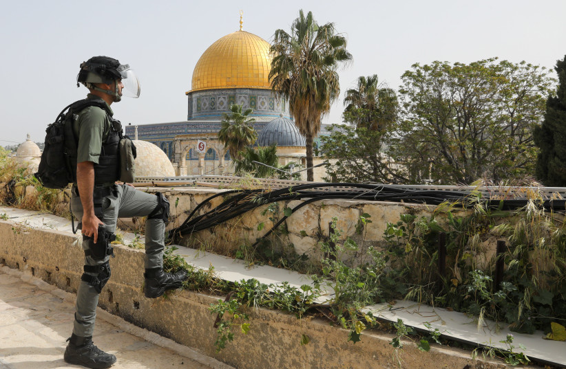 Border Police officer stands in front of the Dome of the Rock, April 18, 2022 (credit: MARC ISRAEL SELLEM)