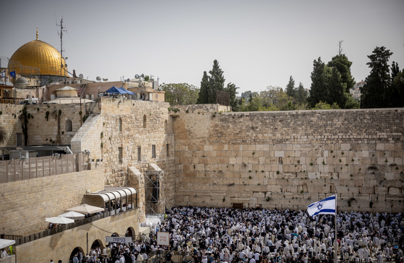  Priestly blessing at the Western Wall in Jerusalem during Passover, April 18, 2022 (credit: YONATAN SINDEL/FLASH90)