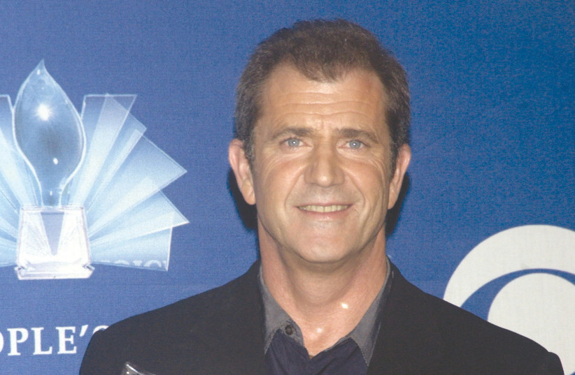 MEL GIBSON poses with his award after his film ‘The Passion of the Christ’ won favorite movie drama at the People’s Choice Awards in 2005.  (photo credit: JIM RUYMEN/REUTERS)