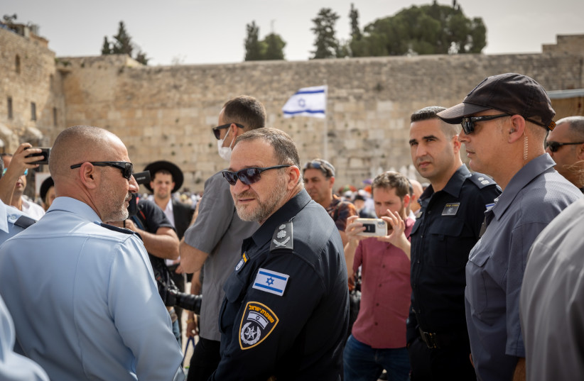 Chief of Police Kobi Shabtai and Head of Jerusalem police district Doron Turgeman seen at the Western Wall, Judaism's holiest prayer site, in Jerusalem's Old City, during the Jewish holiday of Passover, April 18, 2022. (credit: YONATAN SINDEL/FLASH90)