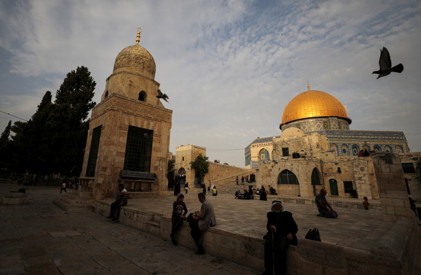  People gather around the Dome of the Rock, in the compound known to Muslims as Noble Sanctuary and to Jews as Temple Mount, in Jerusalem's Old City October 28, 2021 (photo credit: REUTERS/AMMAR AWAD)