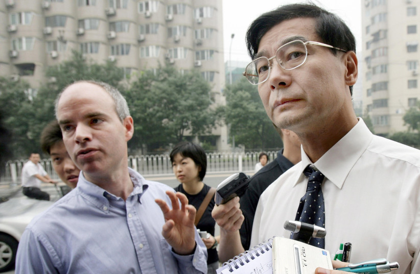  Joseph Kahn, left, appears with a lawyer, Guan Anping after a Times researcher was found guilty in a court in Beijing, Aug. 25, 2006. (credit: Go Chai Hin/AFP via Getty Images)