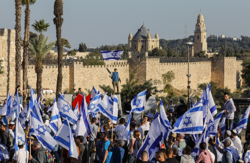 Hundreds march to the Old City with Israeli flags. (photo credit: MARC ISRAEL SELLEM)