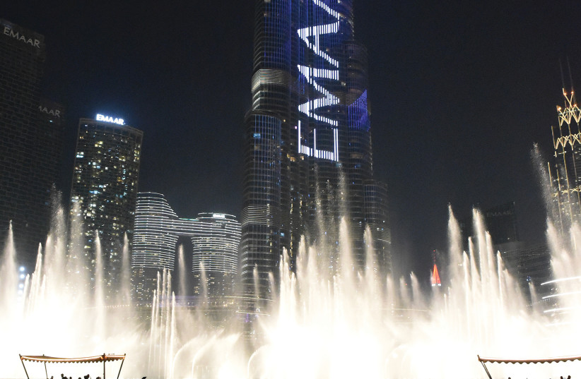  A FOUNTAIN spectacular under the world’s tallest building. (credit: MarkDavidPod)