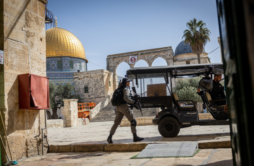 An Israeli border police officer walk at the Al Aqsa Mosque compound, in Jerusalem's Old City, on April 1, 2022. (photo credit: YONATAN SINDEL/FLASH90)