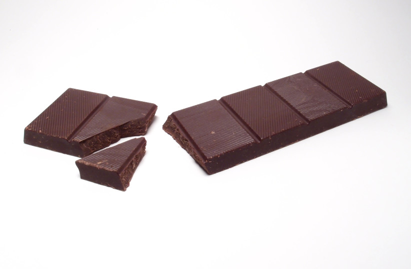  A 200 gram bar of dark cooking chocolate, broken up. (credit: SKopp/Wikimedia Commons)