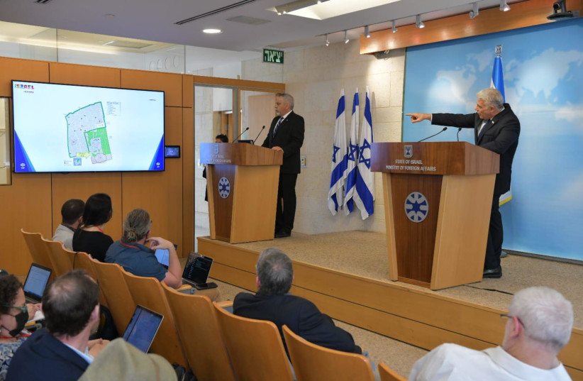   Foreign Minister Yair Lapid in a briefing to foreign press, April 24, 2022. (credit: SHLOMI AMSALEM)