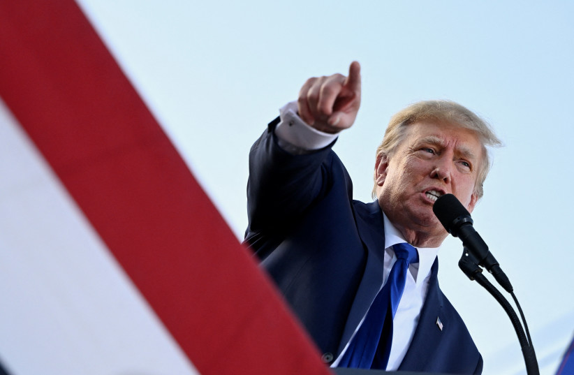 L'ancien président américain Donald Trump prend la parole lors d'un rassemblement pour stimuler les candidats républicains de l'Ohio avant leurs élections primaires du 3 mai, au parc des expositions du comté de Delaware, Ohio, États-Unis, le 23 avril 2022. (Crédit : REUTERS/Gaelen Morse)