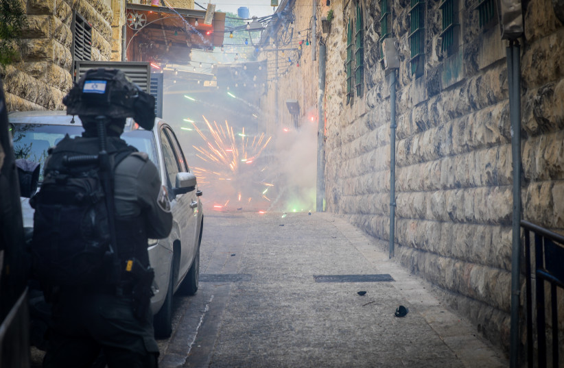  Israeli police officers during clashes outside the Al Aqsa Mosque, in Jerusalem's Old City on April 17, 2022. (credit: JAMAL AWAD/FLASH90)