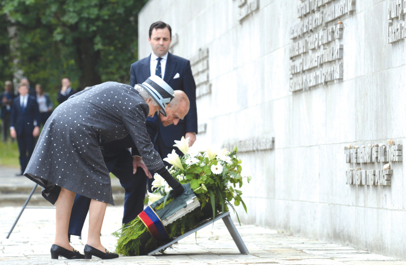  QUEEN ELIZABETH and the late Prince Philip lay a wreath at the site of the former Nazi concentration camp Bergen-Belsen, in 2015. A survivor told her daughter: ‘If I remember, I won’t be able to continue living.’ (photo credit: Julian Stratenschulte/Reuters)