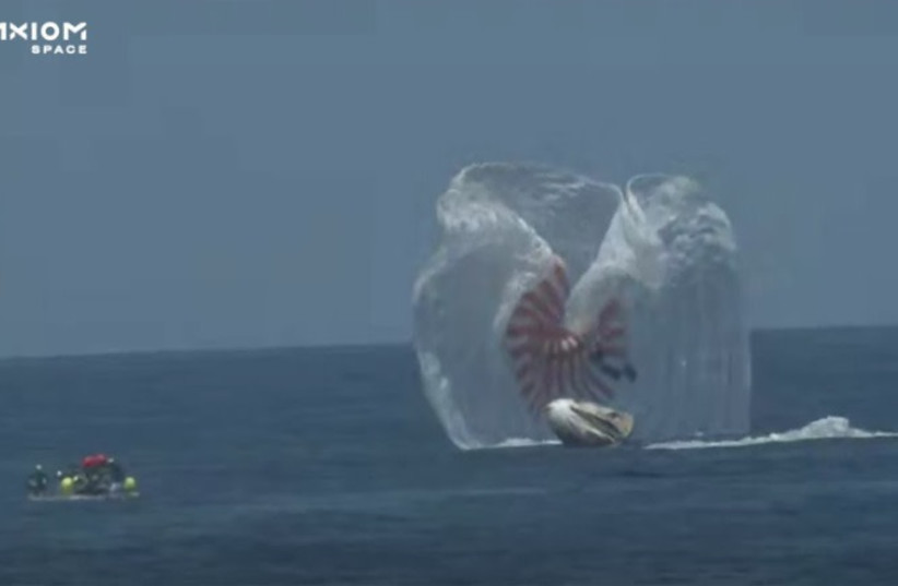  The SpaceX Dragon capsule Endeavor is seen splashing down off the coast of Jacksonville, Florida yesterday carrying Israel's second astronaut Eytan Stibbe and the others participating in the Ax-1 mission. (photo credit: SPACEX/AXIOM SPACE)
