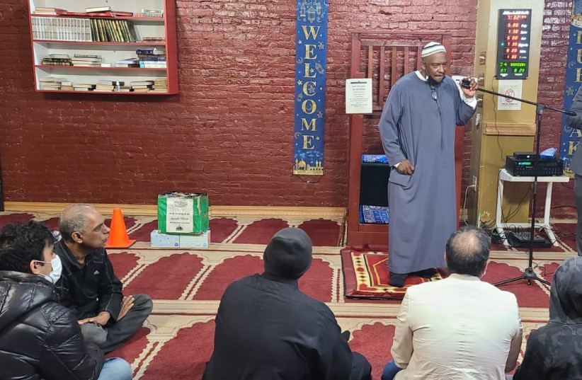  Imam Rasheed Jaaber speaking at a Ramadan Iftar event in Brooklyn (credit: YAAKOV BEHRMAN)