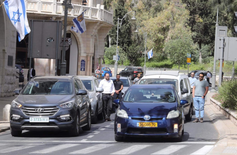   Civilians stand as the siren sounded on Holocaust Remembrance Day to commemorate those who perished, April 28, 2022.  (photo credit: MARC ISRAEL SELLEM/THE JERUSALEM POST)