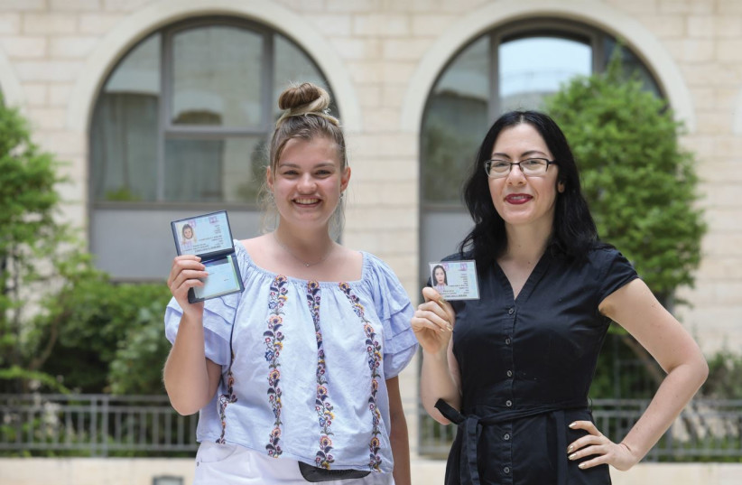  NEW IMMIGRANTS from Ukraine, Alexandra Gerkerlva (right) and Alona Shyltseva. (photo credit: MARC ISRAEL SELLEM/THE JERUSALEM POST)