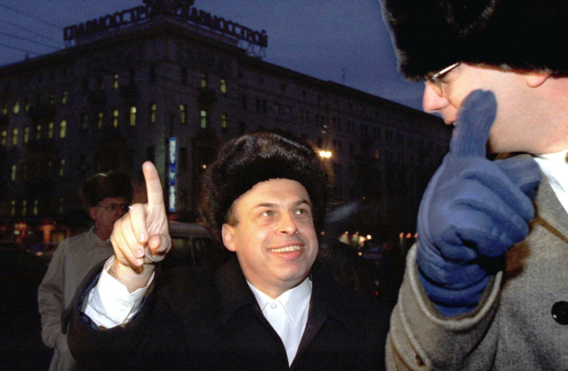  EX-SOVIET dissident Natan Sharansky smiles in 1997 as he points at his former apartment in Moscow, which he last saw through the window of a KGB car on his way from jail in 1986 during the Soviet era. (photo credit: REUTERS)