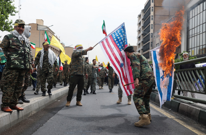 Des Iraniens brûlent des drapeaux israéliens et américains lors d'un rassemblement marquant la Journée annuelle de Qods, ou Journée de Jérusalem, le dernier vendredi du mois sacré du Ramadan à Téhéran, Iran, le 29 avril 2022 (crédit photo : AGENCE DE PRESSE WANA/REUTERS)