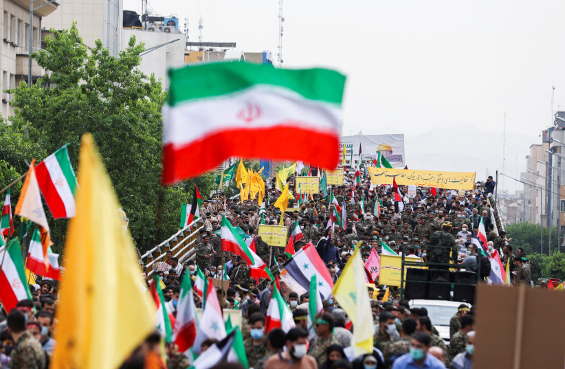 Des Iraniens brandissent des drapeaux lors d'un rassemblement marquant la Journée annuelle de Qods, ou Journée de Jérusalem, le dernier vendredi du mois sacré du Ramadan à Téhéran, Iran, le 29 avril 2022 (crédit : AGENCE DE PRESSE WANA/REUTERS)