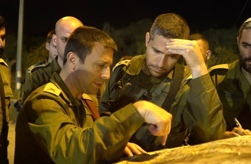 OC Judée et Samarie Brig.-Gen. Avi Blut fait un geste vers une carte lors d'une évaluation de la situation après qu'un homme a été tué dans une voiture par balle à l'entrée d'Ariel le 29 avril 2022. (Crédit photo : IDF SPOKESPERSON'S UNIT)