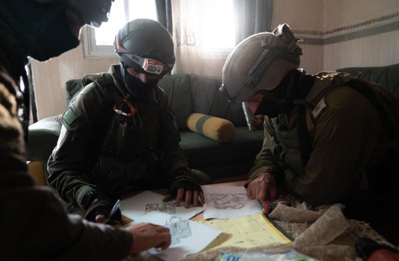  IDF soldiers map the house of the terrorist who killed Golev Vyacheslav at the entrance to Ariel on April 29, 2022. (credit: IDF SPOKESPERSON'S UNIT)