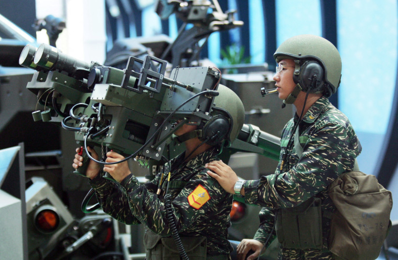  Soldiers from Taiwan demonstrate a US-made dual mount Stinger missile system during the opening day of the ''Taipei Aerospace and Defense Technology Exhibition'' August 11, 2005. (credit: REUTERS/RICHARD CHUNG RC/DY)