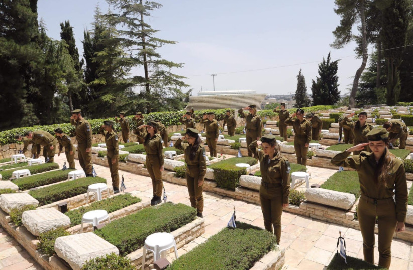  IDF soldiers place flags at graves on Mount Herzl ahead of Memorial Day, May, 2022 (credit: MARC ISRAEL SELLEM)