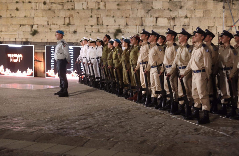  Soldiers stand at attention during the 2022 Remembrance Day ceremony. (credit: MARC ISRAEL SELLEM)