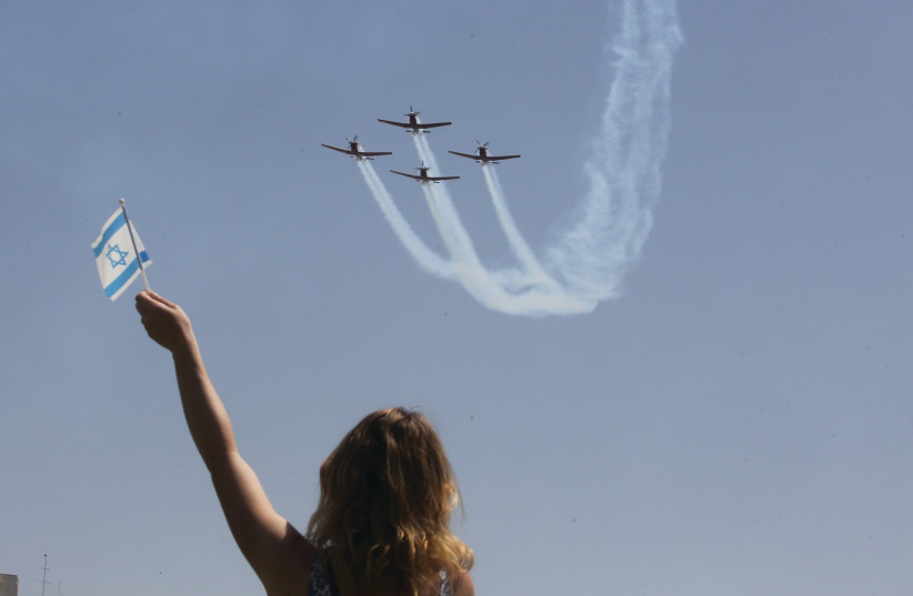 Des avions de l'IAF survolent le parc Sacher de Jérusalem pour le Jour de l'Indépendance. (crédit : MARC ISRAEL SELLEM/LE POSTE DE JÉRUSALEM)