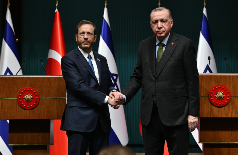 Herzog est accueilli par le président turc Recep Tayyip Erdogan au complexe présidentiel d'Ankara le 9 mars. (Crédit photo : HAIM ZACH/GPO)