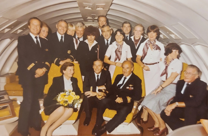  Capt. Levy and Dora with the Sabena crew in the Boeing 747 lounge after his last flight for Sabena in 1981. (credit: Courtesy Linda Lipschitz)