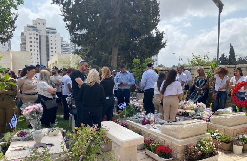  In the military cemetery of Beer Yaakov. (credit: ANNA AHRONHEIM)
