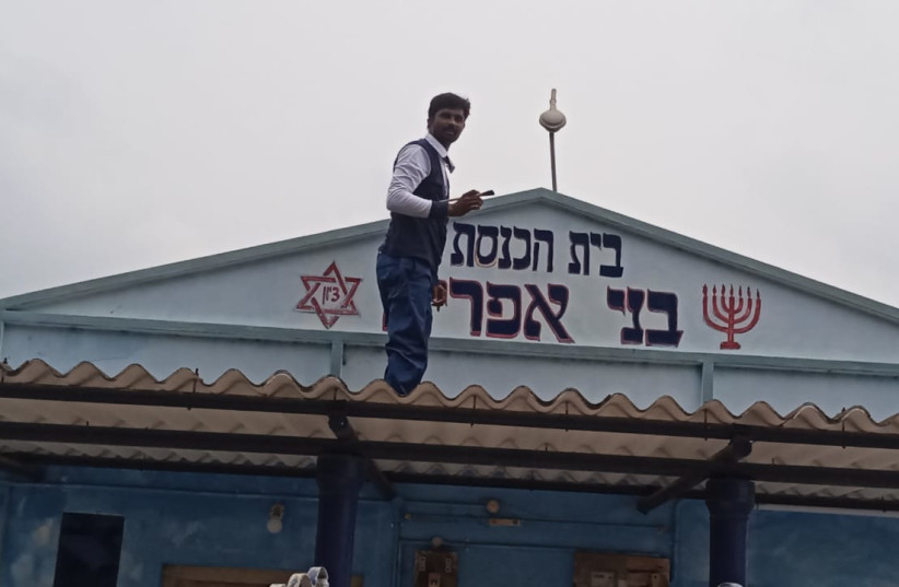 A small hut that has been turned into a synagogue was painted on Wednesday in honor of Yom Ha'atzmaut (credit: OHR TORAH STONE)