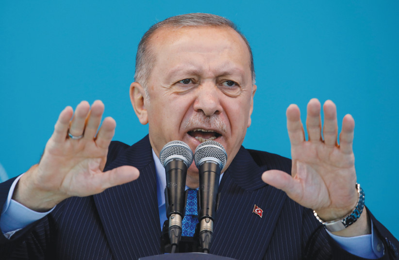 Le PRÉSIDENT TURC Recep Tayyip Erdogan s'adresse aux partisans lors d'une cérémonie à Istanbul, l'année dernière. (crédit : UMIT BEKTAS/REUTERS)