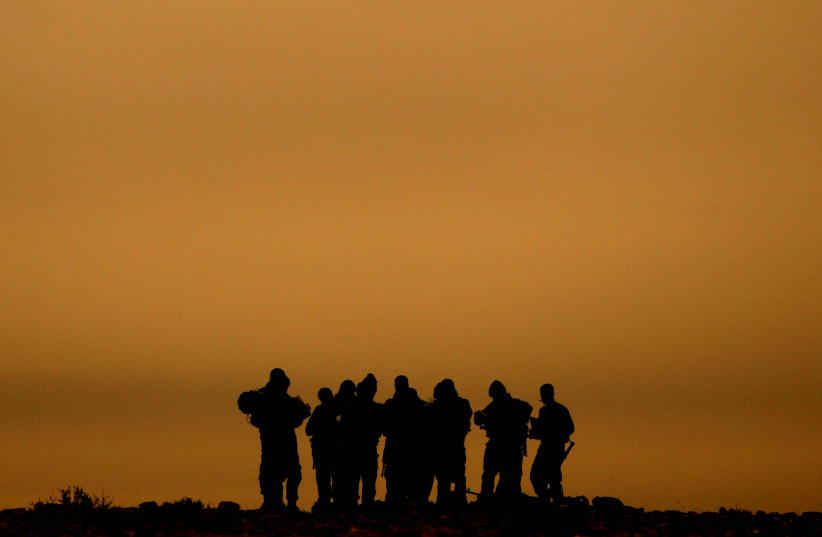 Des soldats de Tsahal vus lors d'un coucher de soleil. (crédit : FLASH90)