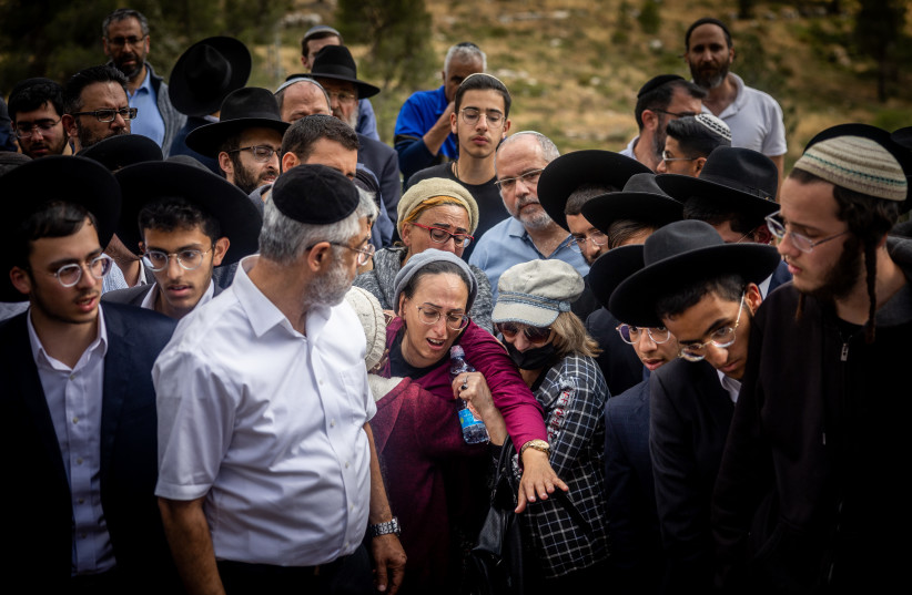 Family and friends grieve at the funeral of Boaz Gol in Jerusalem, Gol was killed Thursday night in a terror attack in Elad (credit: YONATAN SINDEL/FLASH90)