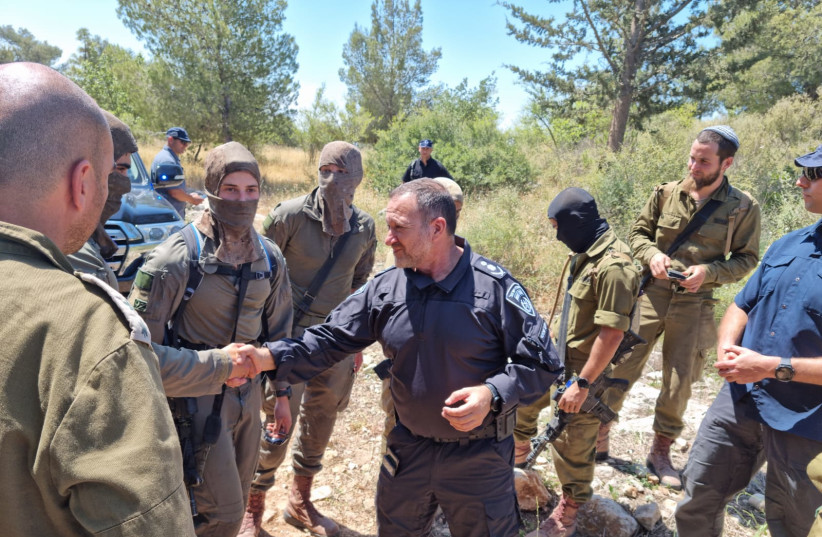  Israel Police chief Kobi Shabtai congratulating the forces that caught the two Elad terrorists, May 8, 2022.  (credit: ISRAEL POLICE)