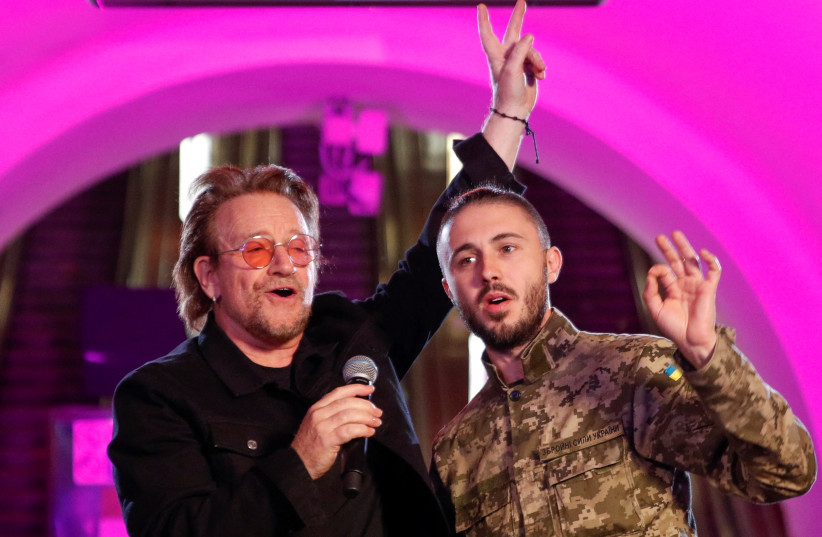 U2 rock band frontman Bono and Ukrainian serviceman, frontman of the Antytila band Taras Topolia sing during a performance for Ukrainian people inside a subway station, as Russia's attack on Ukraine continues, in Kyiv, Ukraine May 8, 2022. (photo credit: REUTERS/VALENTYN OGIRENKO)