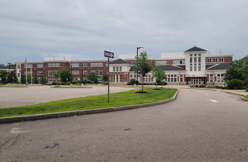  Franklin High School (public high school located in Franklin, Massachusetts, USA) (photo credit: Davidafranklin via WIKIMEDIA COMMONS)