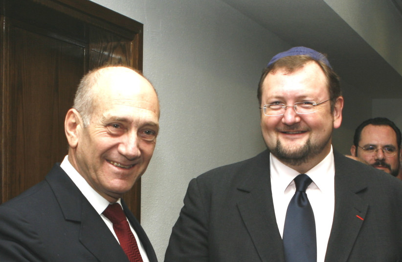 Then Israeli prime minister Ehud Olmert with Rabbi Walter Homolka in 2007 (credit: WUPJ/Wikimedia Commons)