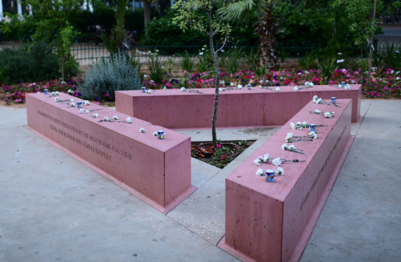 The LGBT community marks the annual Holocaust Remembrance Day, Meir Park in Tel Aviv, on May 1, 2019 (credit: TOMER NEUBERG/FLASH90)
