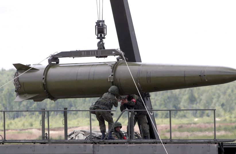 Russian servicemen equip an Iskander tactical missile system at the Army-2015 international military-technical forum in Kubinka, outside Moscow, Russia, June 17, 2015. (credit: REUTERS/SERGEI KARPUKHIN/FILE PICTURE)