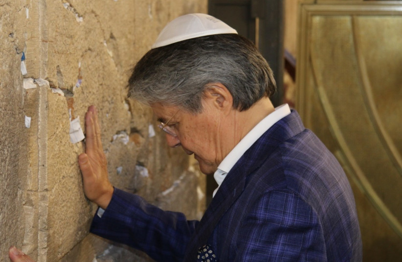  The President of Ecuador, Guillermo Lasso at the Western Wall, May 10,2022. (photo credit: THE WESTERN WALL HERITAGE FOUNDATION)