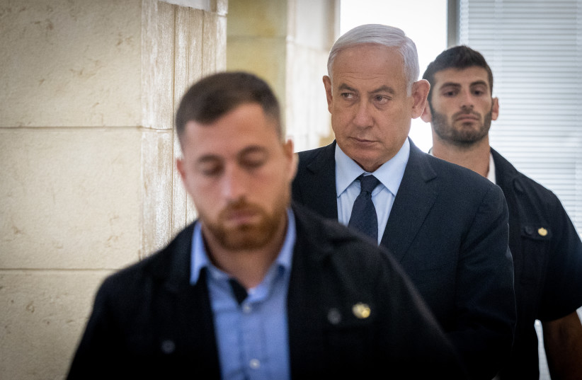 L'ancien Premier ministre Benjamin Netanyahu lors de son audience, le 11 mai 2022. (Crédit : YONATAN SINDEL/FLASH90)