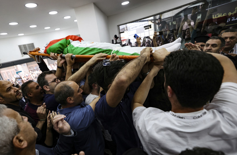 Le corps de la journaliste d'Al Jazeera Shireen Abu Akleh, qui a été tué lors d'un échange de tirs réels entre Palestiniens et Tsahal à Jénine, est amené dans les bureaux de la chaîne d'information à Ramallah en Cisjordanie, le 11 mai 2022. (Crédit photo : ABBAS MOMANI/POOL VIA REUTERS)
