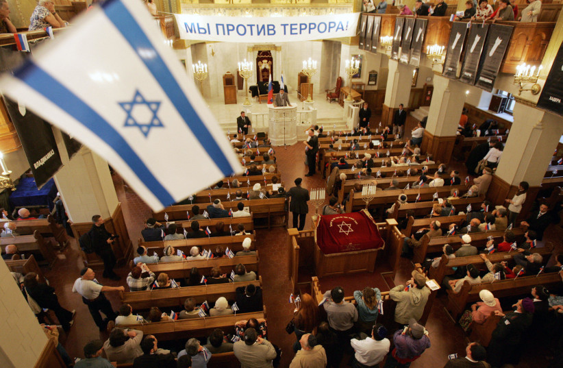 People take part in a service in support of Israel in a synagogue in Moscow in 2006.  (photo credit: VIKTOR DRACHEV/AFP via Getty Images)