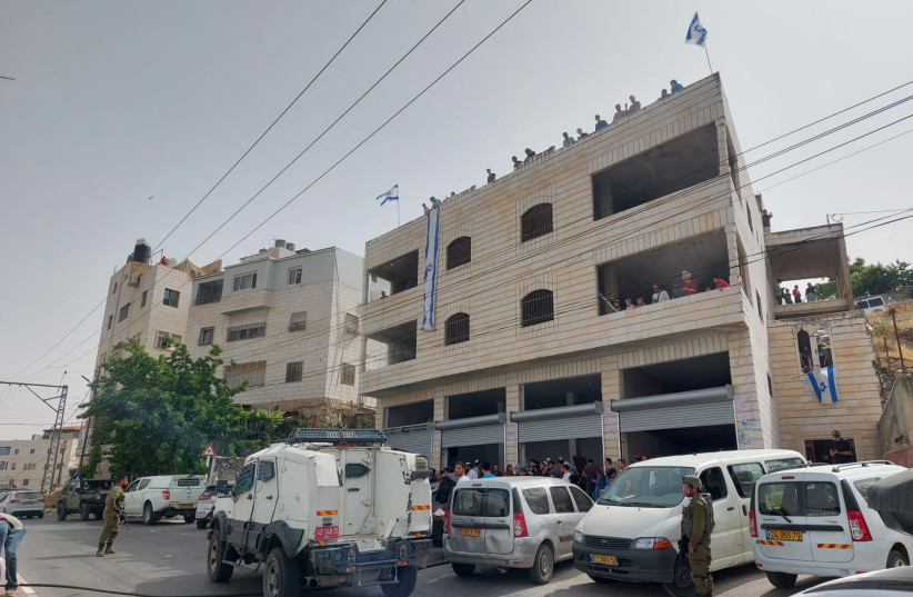  Israeli settlers move into new apartment building in Hebron. (credit: HARCHEVI)