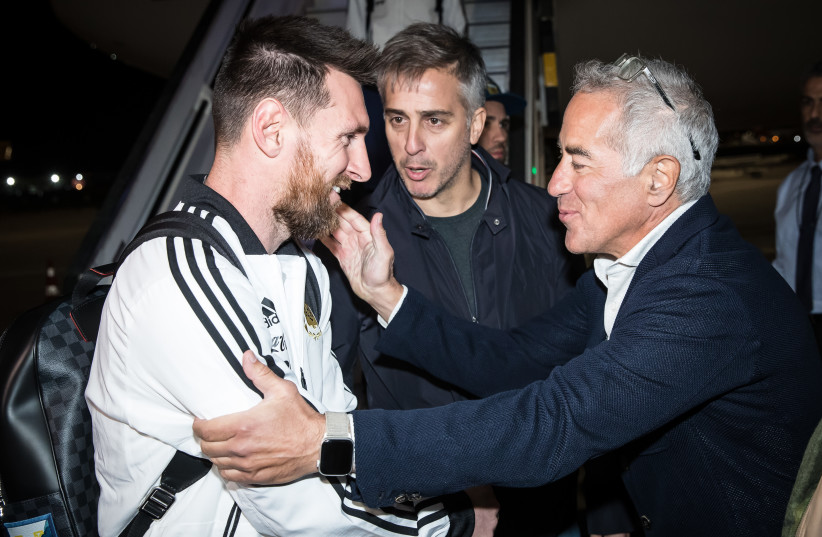  Sylvan Adams meets Lionel Messi at Ben-Gurion Airport, 2019. (credit: ODED KARNI)
