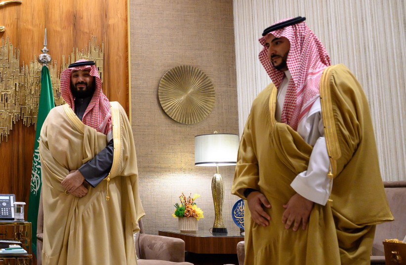 Le prince héritier d'Arabie saoudite Mohammed bin Salman (L) et le vice-ministre saoudien de la Défense Khalid Bin Salman attendent avant leur rencontre avec le secrétaire d'État américain au palais d'Irqah à Riyad le 20 février 2020. (crédit : ANDREW CABALLERO-REYNOLDS/POOL/ AFP via Getty Images)